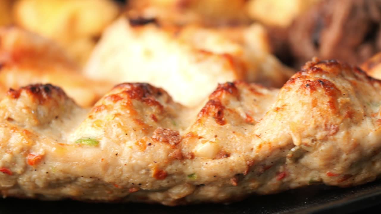 detalle de la toma de seekh kabab en un plato ,