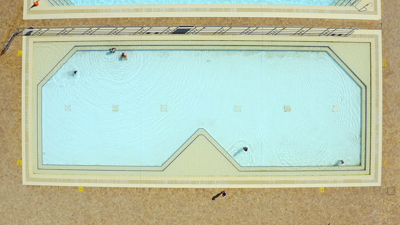 이 뜨거운 여름 날을 헤엄치며