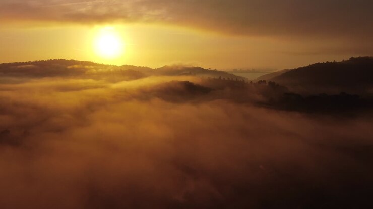 Ripresa con drone dell'alba nella nebbia ad Arrábida