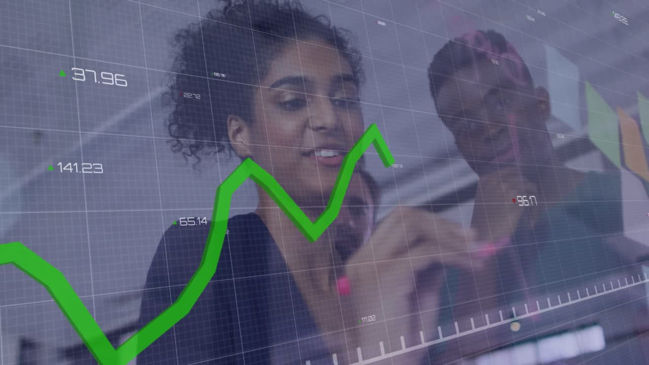 animación de un gráfico estadístico sobre diversos colegas de negocios masculinos y femeninos hablando en la oficina