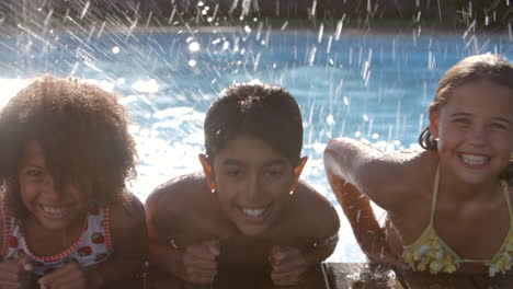 retrato de niños divirtiéndose en la piscina al aire libre