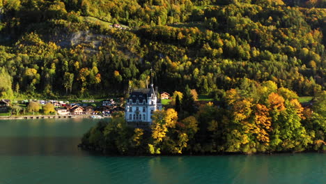 Filmación-Cinematográfica-Reveladora-Del-Castillo-De-Iseltwald-En-El-Lago-Brienz-En-Suiza