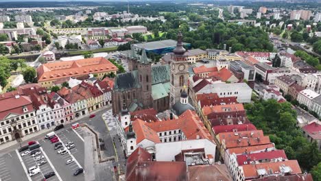 edificios históricos en el casco antiguo de hradec kralove