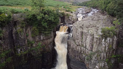 Cascada-De-Alta-Fuerza-En-Middleton-in-teesdale,-Condado-De-Durham,-Imágenes-Aéreas-De-Drones-4k-Hd