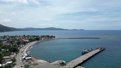 Alta-Vista-Aérea-De-Drones-De-La-Idílica-Ciudad-Costera-Y-Puerto-En-Virac,-Catanduanes,-Filipinas