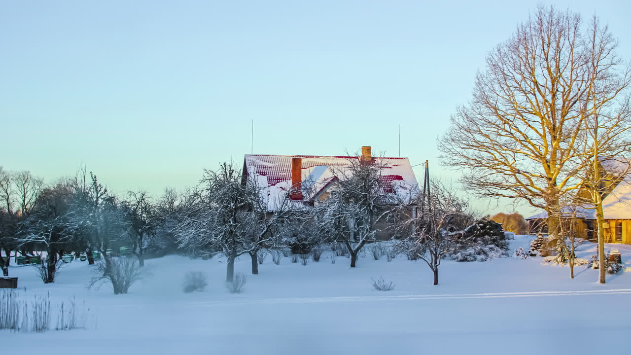 статичный снимок движения луны в небе в ночное время до восхода солнца в утреннее время в таймлапсе
