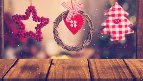 decoración de navidad en una ventana combinada con la nieve que cae