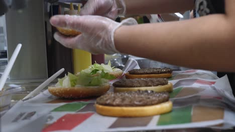 preparando hamburguesas en un restaurante de comida rápida