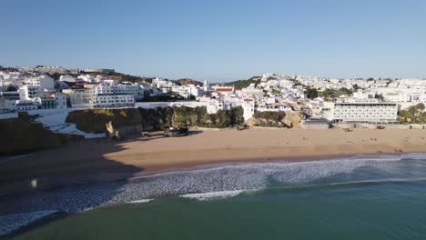 Malerische-Stadt-Am-Meer,-Felsige-Klippen,-Albufeira-In-Portugal,-Drohnen-Gründer