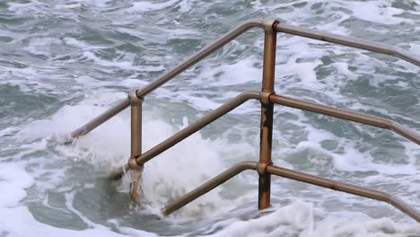 Barandillas-Y-Escalones-Engullidos-Por-Una-Marea-Alta