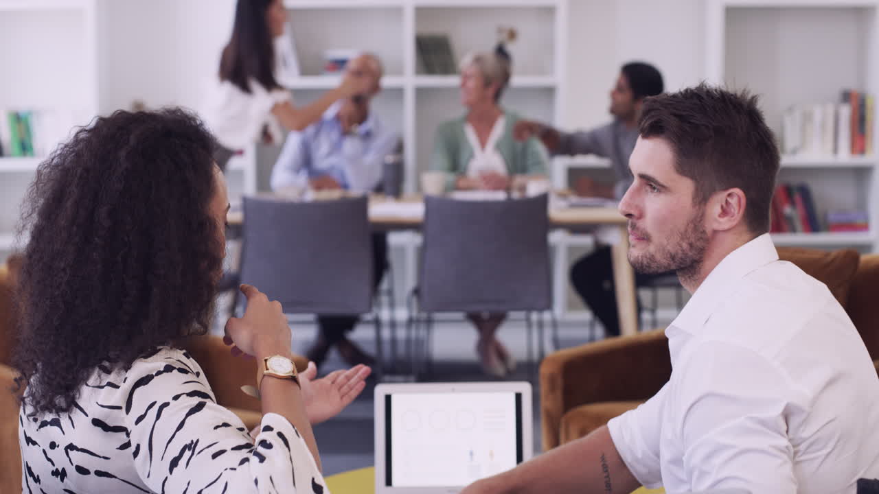 dos hombres de negocios teniendo una discusión dentro
