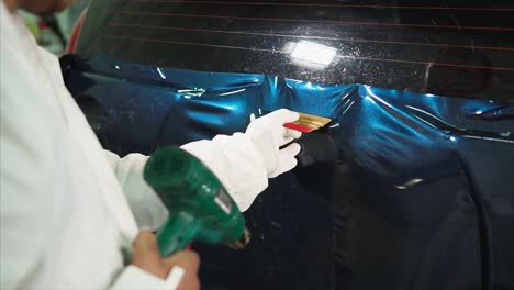la aplicación de envoltura de vinilo a un coche