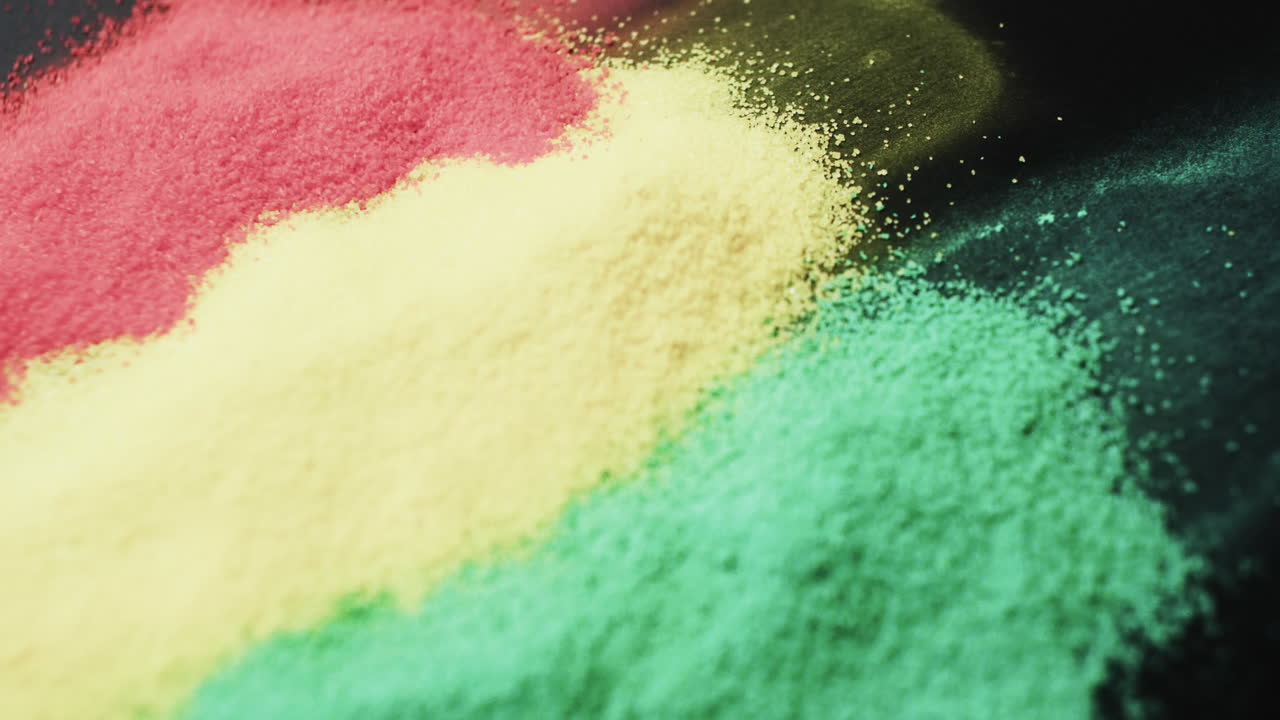 идео красного, желтого и зеленого порошка с копировальным пространством на черном фоне