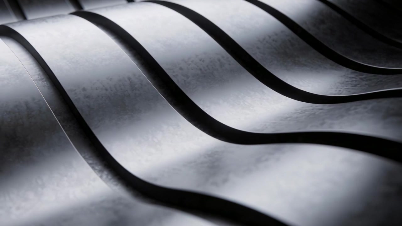 La telecamera si muove su alette metalliche curve, con la luce che scivola e le ombre che si approfondiscono, mostrando la texture in un negozio.