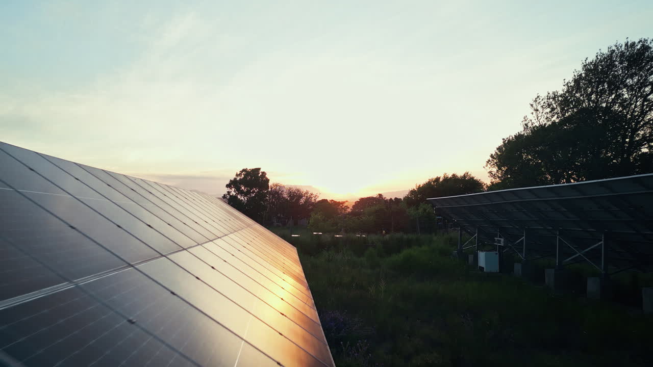 energía solar, electricidad y al aire libre en el campo