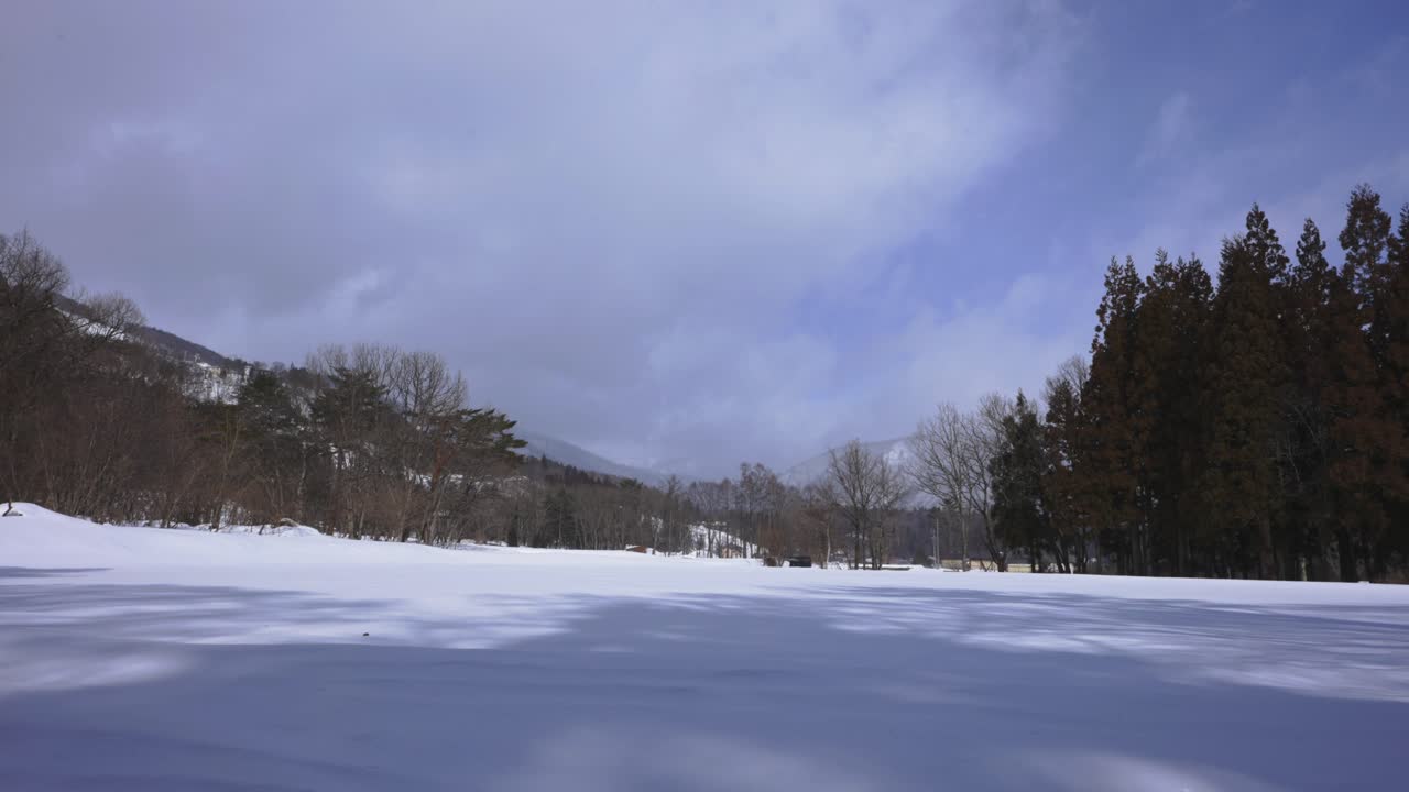 하루 종일 바람이 눈을 불어넣는 매력적인 일본 하쿠바 지역의 평화로운 시골 눈 ⁇ 의 변신을 보여주는 타임 ⁇ 스
