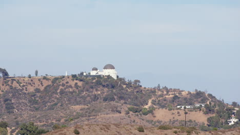 Lange-Linsenansicht-Des-Griffith-Observatoriums-Und-Der-Hügel