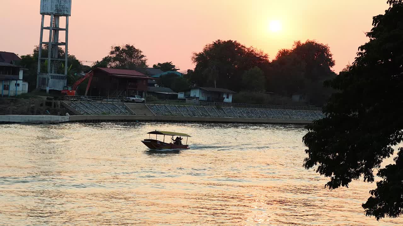 해가 지면 강을 가로질러 움직이는 배