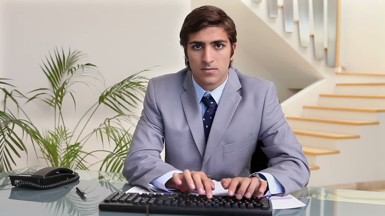 Video de un empresario tecleando