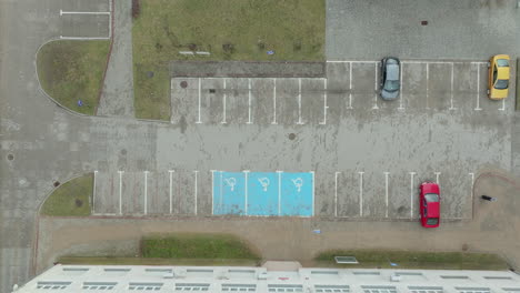 vista aérea de pájaros de un estacionamiento en olsztyn con pocos coches estacionados
