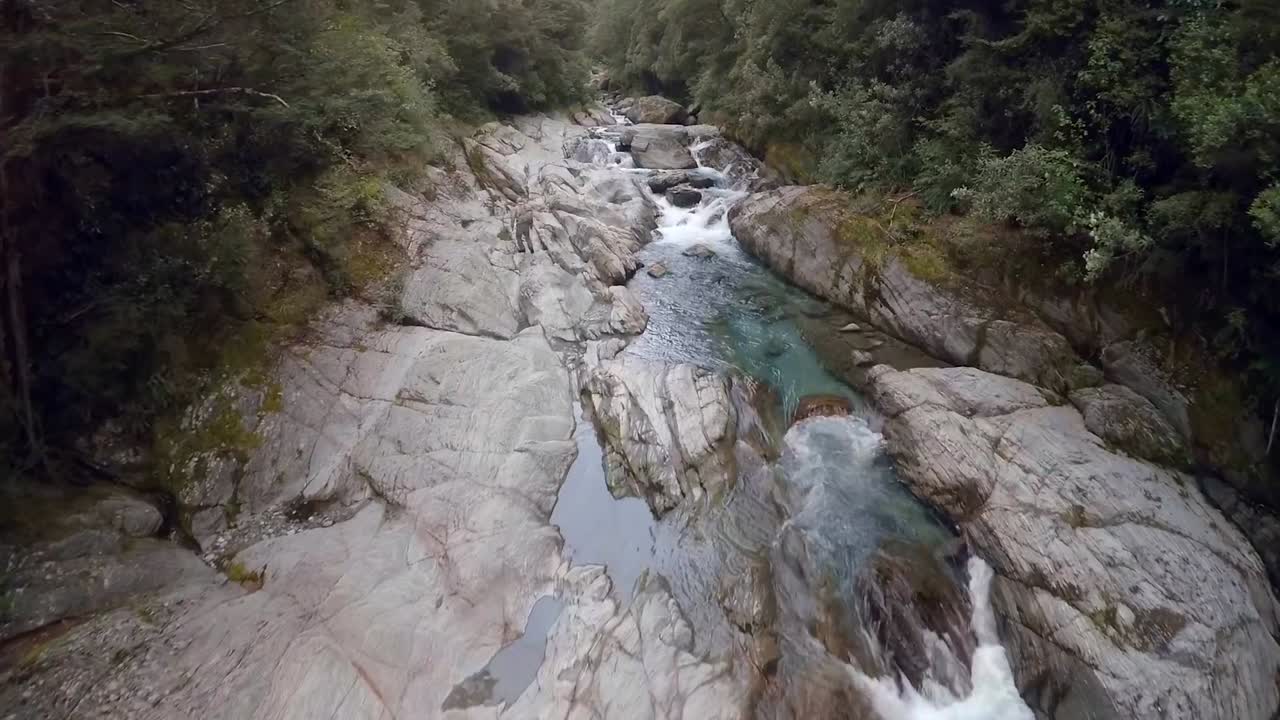 filmación de drones sobre el río de montaña y el pescador en una mañana de verano