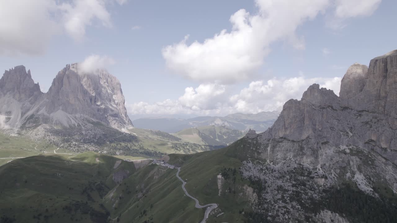 Video drone con avanzamento frontale, sul Passo Sella, con il Sassolungo all'orizzonte.