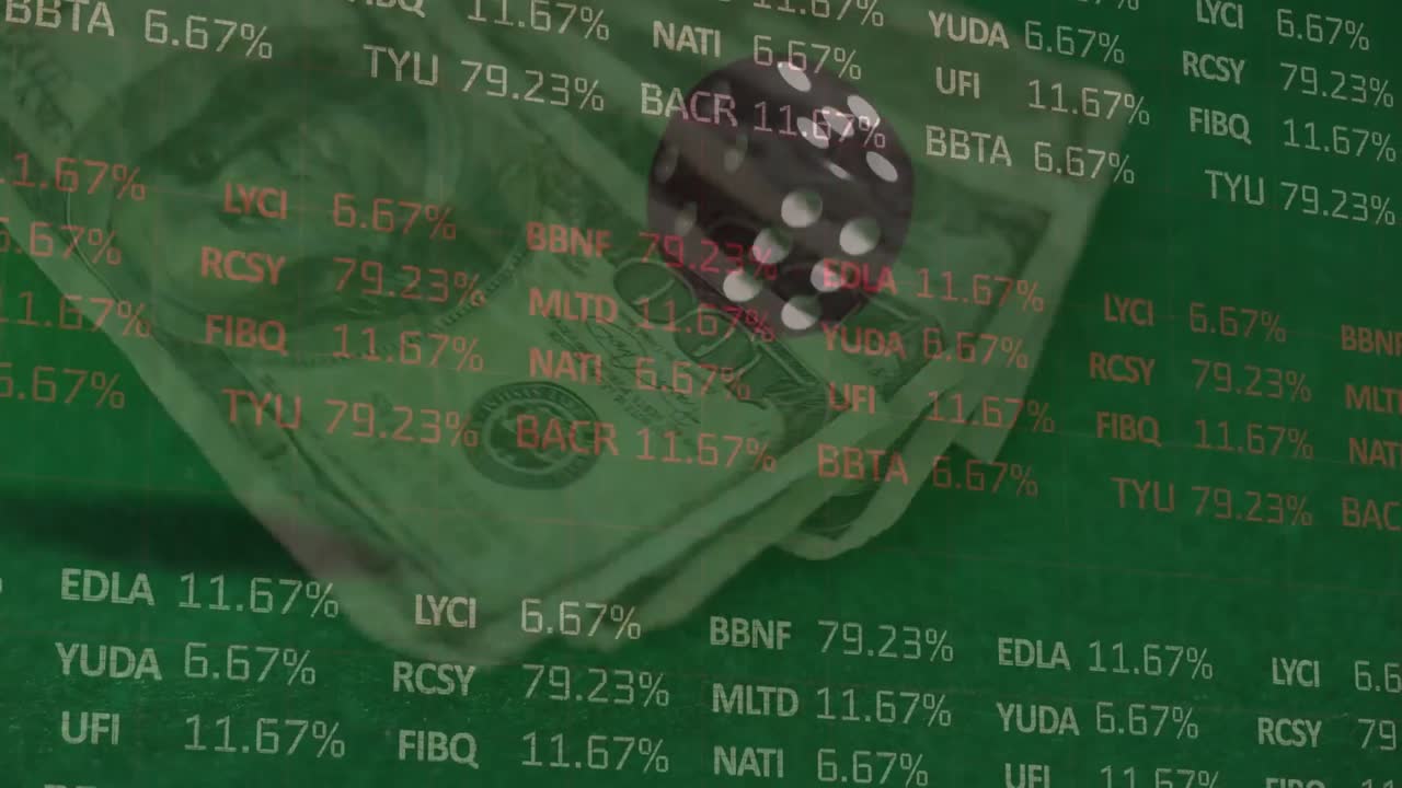 animación del procesamiento de datos financieros sobre dados y billetes de dólares estadounidenses en fondo verde