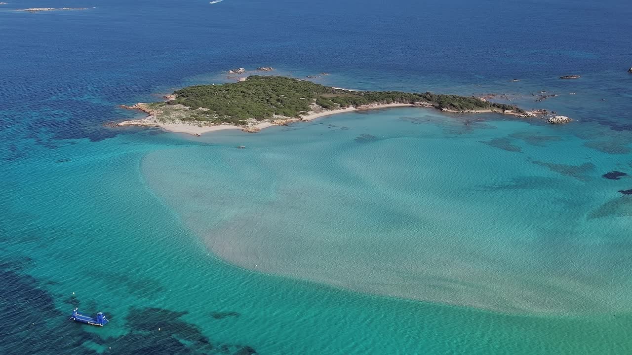夏のフランス、コルシカ島の美しい海岸線と島の景色。