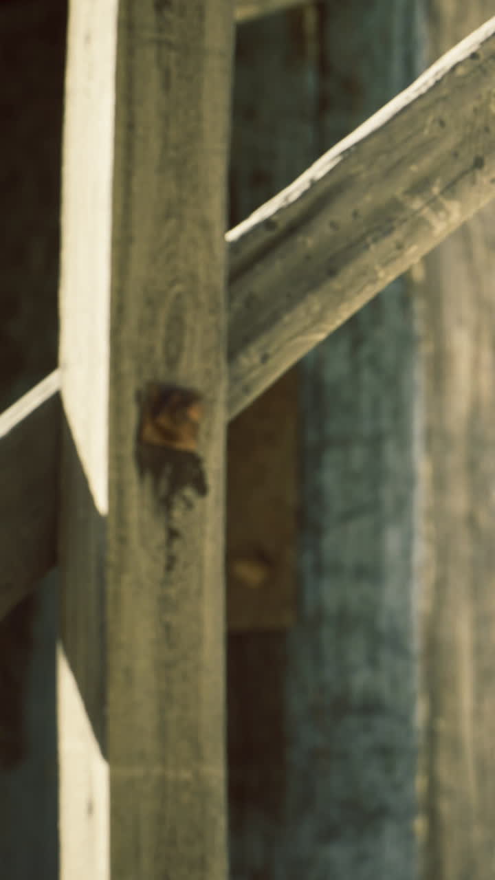 Travi di legno stagionate raccontano storie del tempo in un vecchio sito rustico.