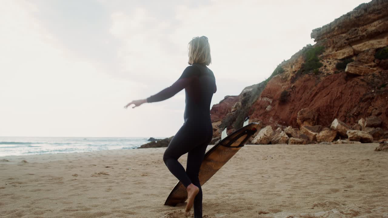 서프보드 를 들고 해변 에 있는 여자