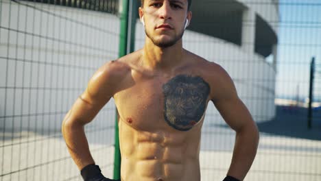 atleta sudoroso hombre con tatuaje de león, concepto de boxeo