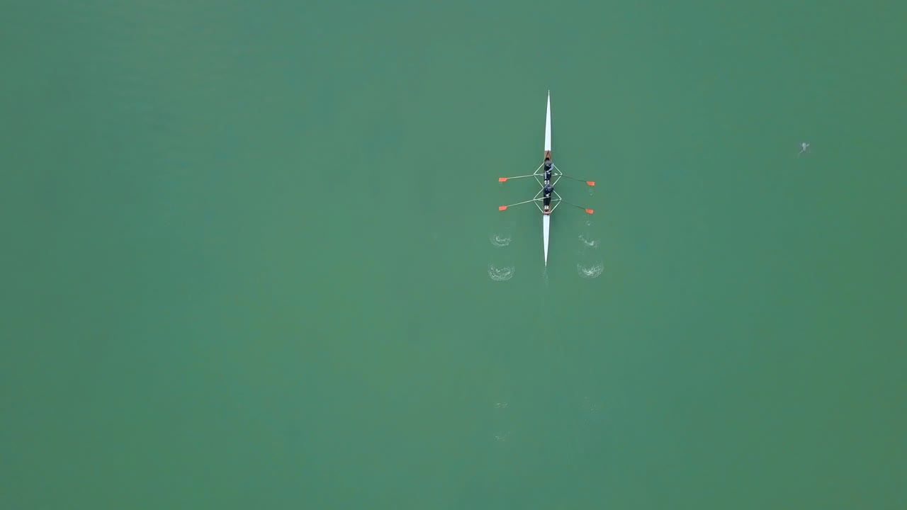 volando sobre el canal de remo de plovdiv en bulgaria y siguiendo a algunos remeros