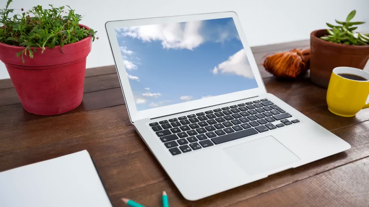 Cielo blu e nuvole sullo schermo del laptop