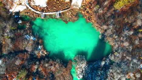 4K-Drohnenaufnahmen-Von-Oben-Nach-Unten-Aus-Der-Luft-Der-Zelenci-Quellen