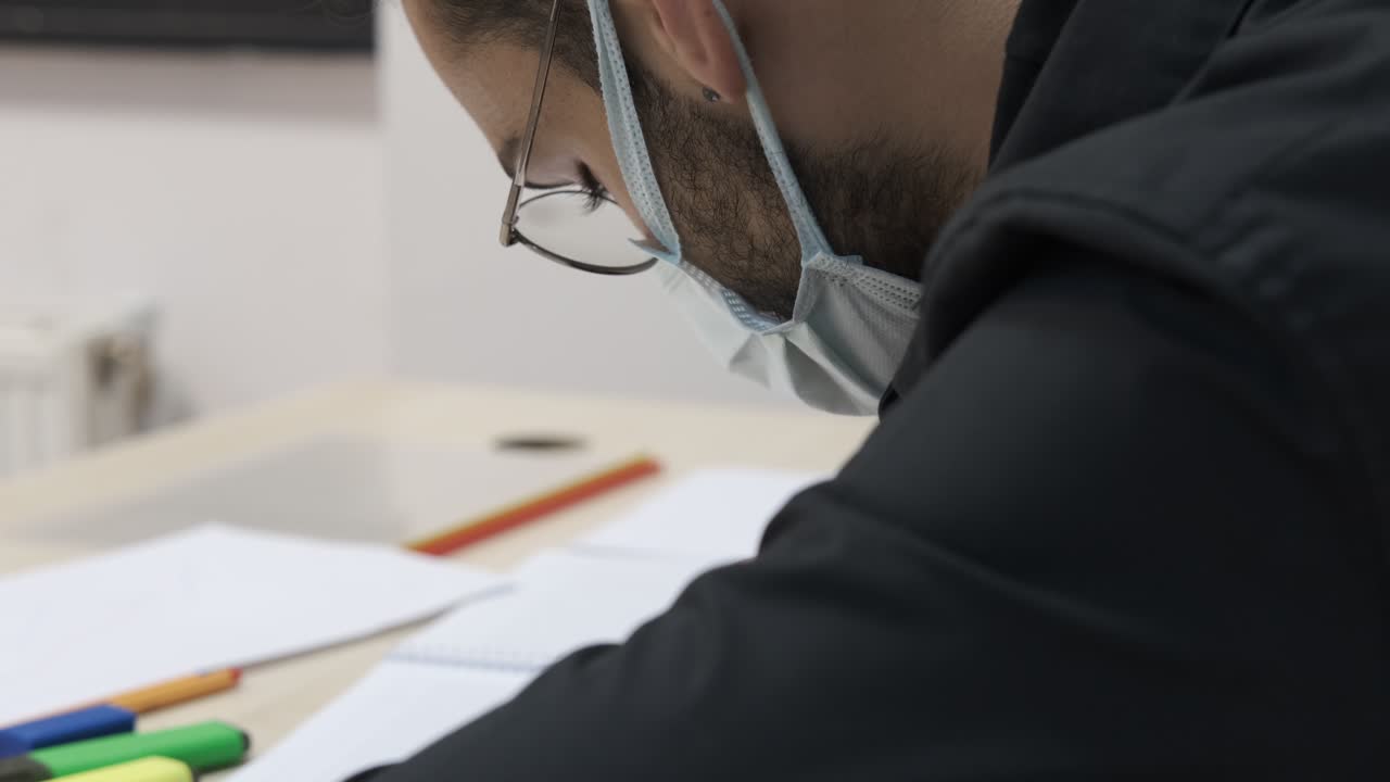 Studio di un uomo con maschera