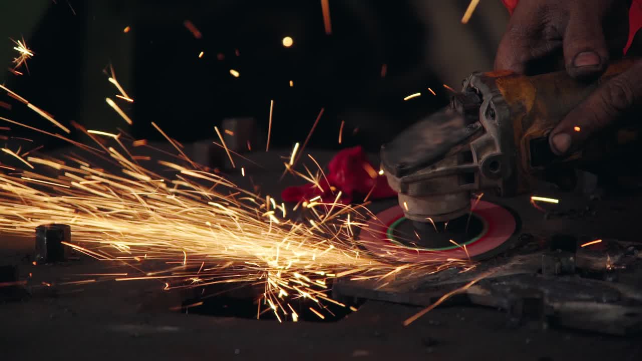 el mecánico profesional está cortando metal de acero.