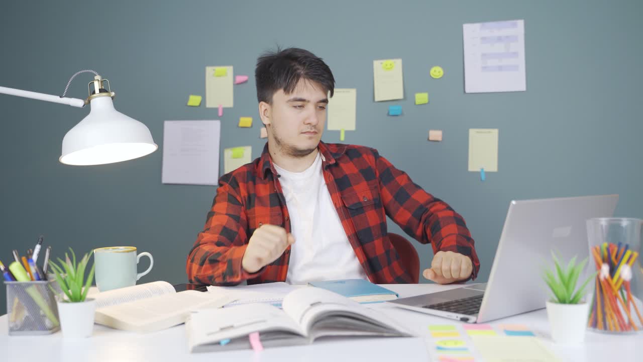 원격 교육의 남성 학생.