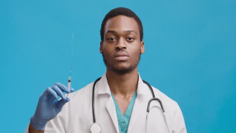 médico con la jeringa