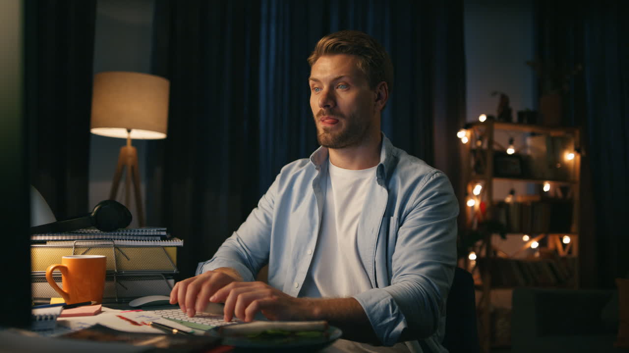 hombre satisfecho enviando mensajes de texto pc de cerca. trabajo remoto profesional usando computadora en casa