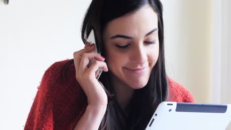 Bella-Mujer-Usando-Tableta-Digital-Mientras-Habla-Por-Teléfono-Móvil-4k