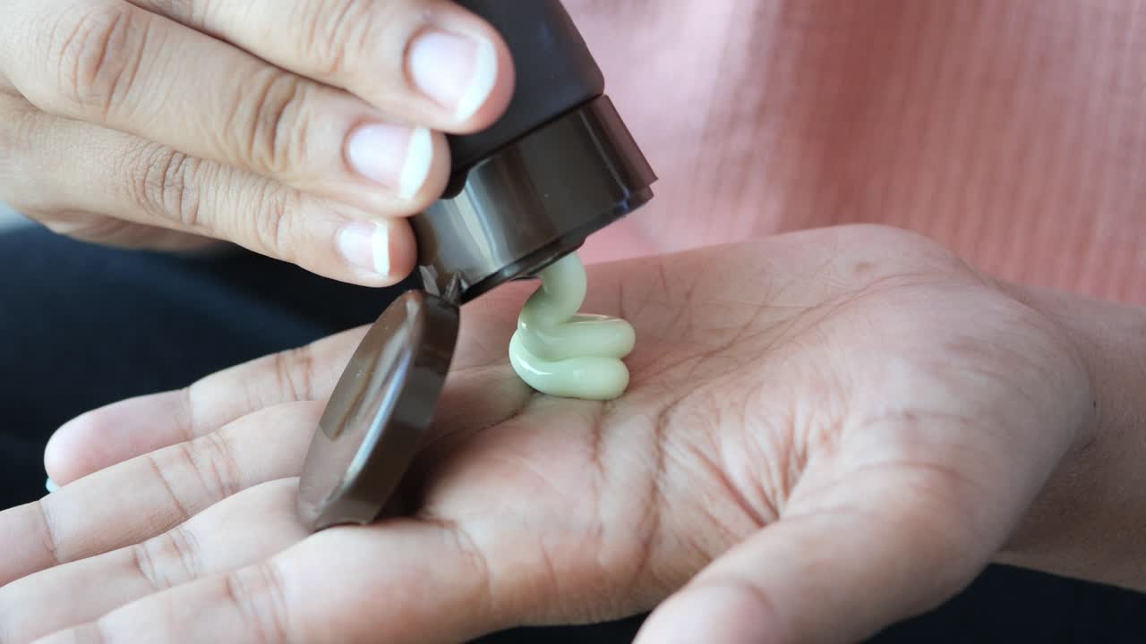 얼굴 크림을 손에 적용하는 것