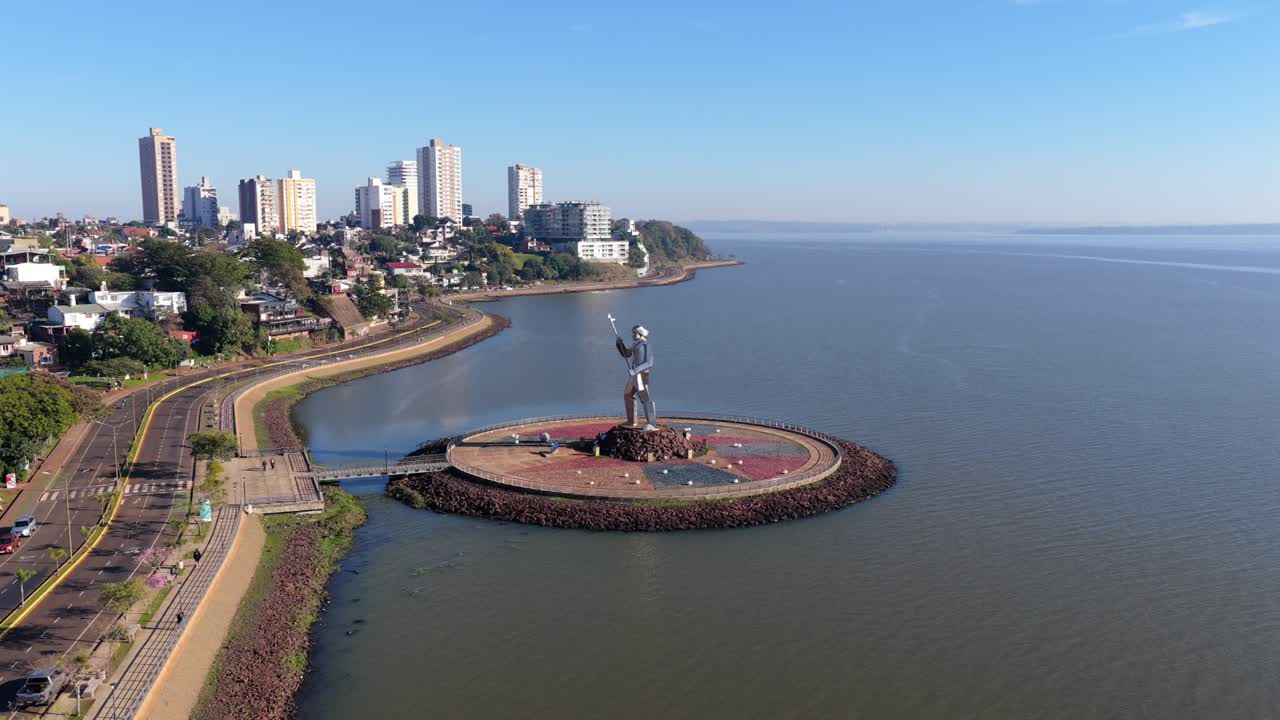 Vista aerea del monumento di Andrés Guacurarí sulla Costanera di Posadas, Misiones, Argentina