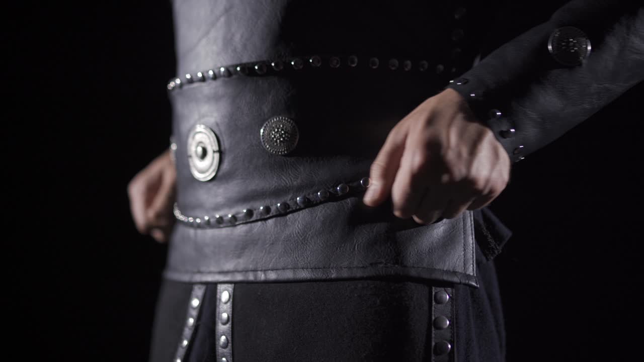 중세 시대의 군인. 검은색 배경.