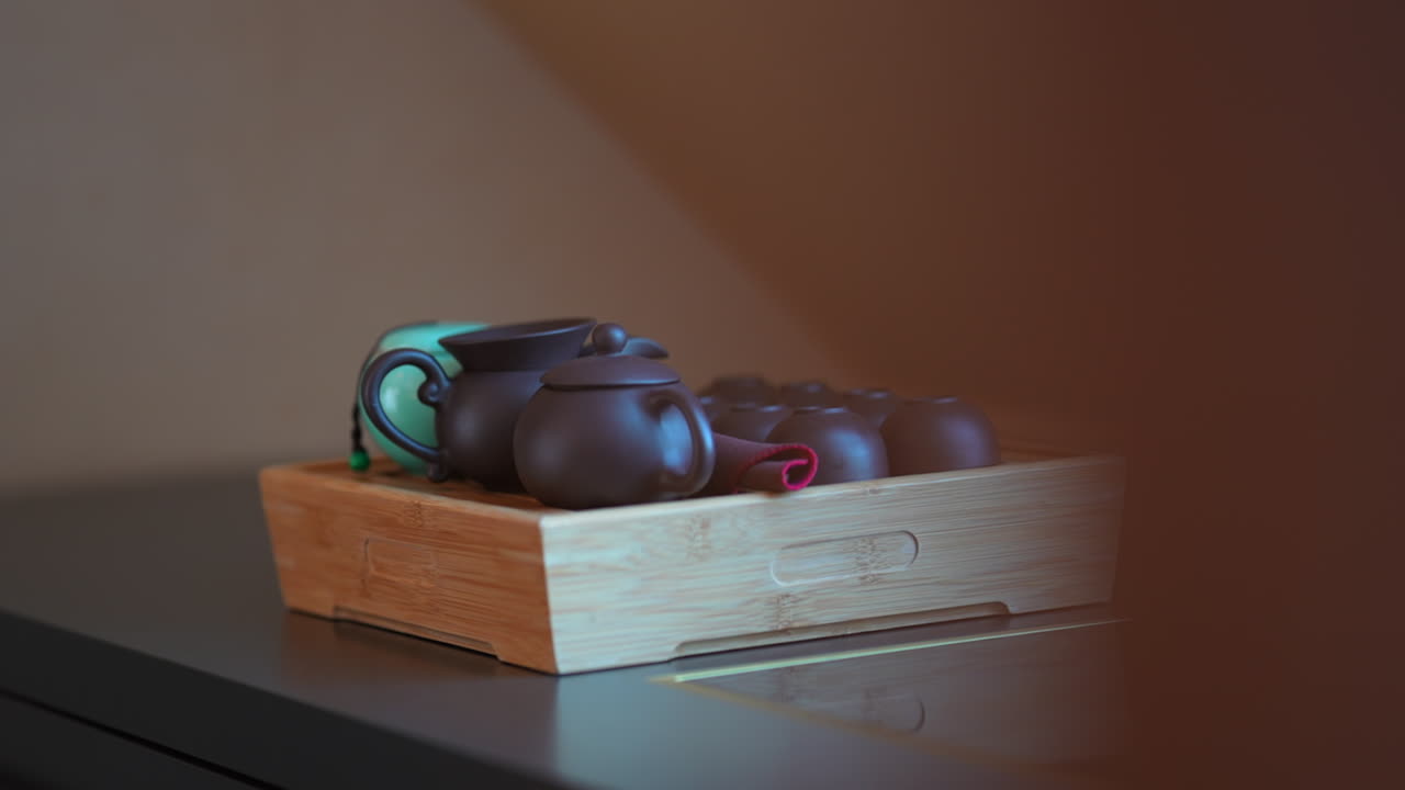 tetera de cerámica colocada en una bandeja