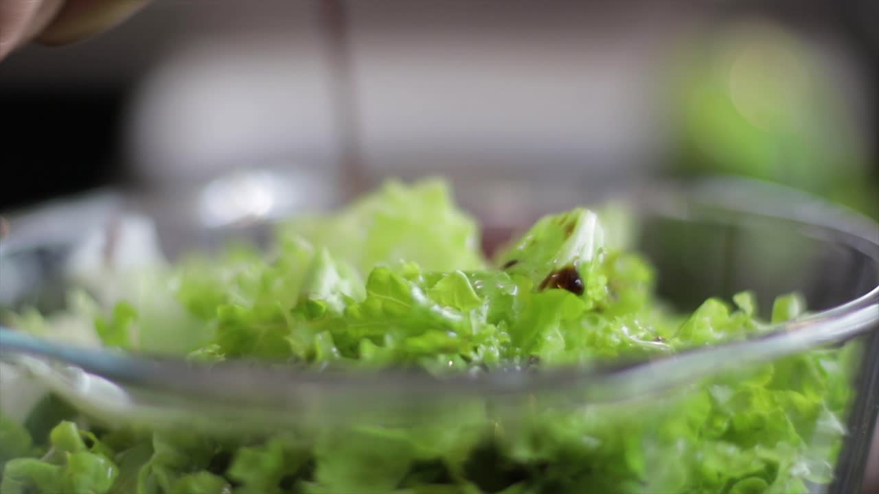 샐러드 양념하기