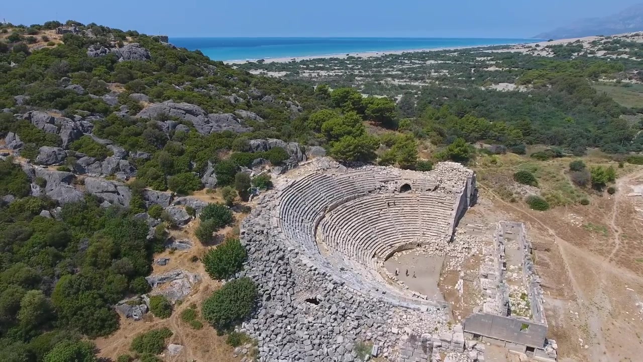 Vista aerea delle rovine di un antico teatro romano vicino alla costa