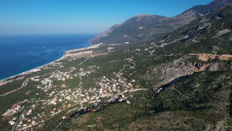 Albania,-Felicidad-Veraniega-En-Las-Montañas-Y-A-Lo-Largo-De-La-Impresionante-Costa,-Un-Escape-Perfecto-Para-Vacacionistas-Y-Turistas.