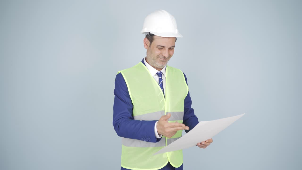 el ingeniero que tiene el proyecto se ríe.