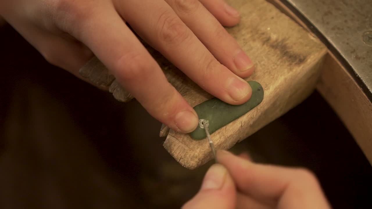 뉴질랜드의 녹색 돌에 있는 작은 구멍을 둥근 파일로 마무리 - 슬로우 모션