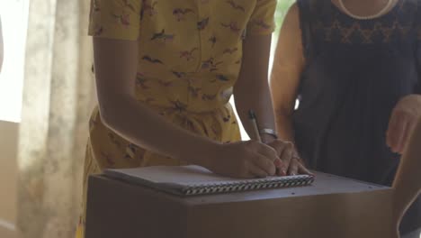 mujer en cámara lenta de 60 fps rellenando un formulario en un evento